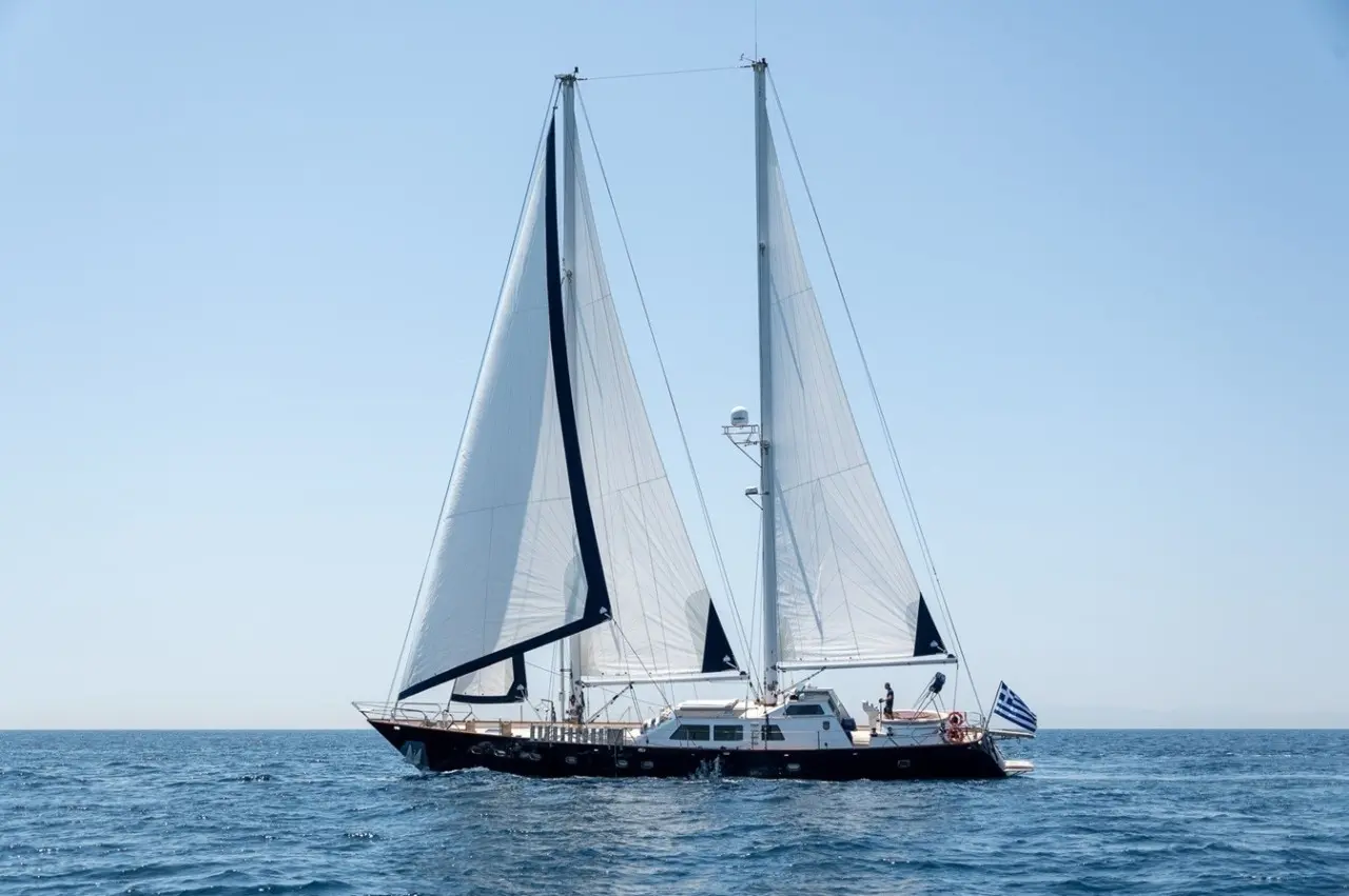 Στο σφυρί το yacht «φάντασμα» των Γκριμάλντι στη μαρίνα Ζέας