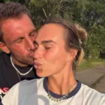 Η κορυφαία τενίστρια του κόσμου Αρίνα Σαμπαλένκα σε στιγμές χαλάρωσης στη Μύκονο