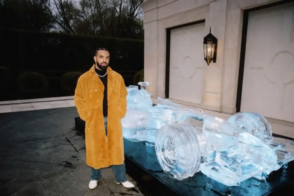 DRAKE δίπλα σε μαρμάρινο γλυπτό