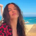 Η Ιρίνα Σάικ απολαμβάνει το καλοκαίρι της με σέξι εμφανίσεις και στιγμές ξεγνοιασιάς