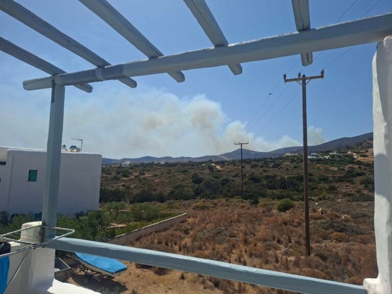 Μαίνεται η φωτιά στην Πάρο: Εντολές εκκένωσης σε 5 περιοχές