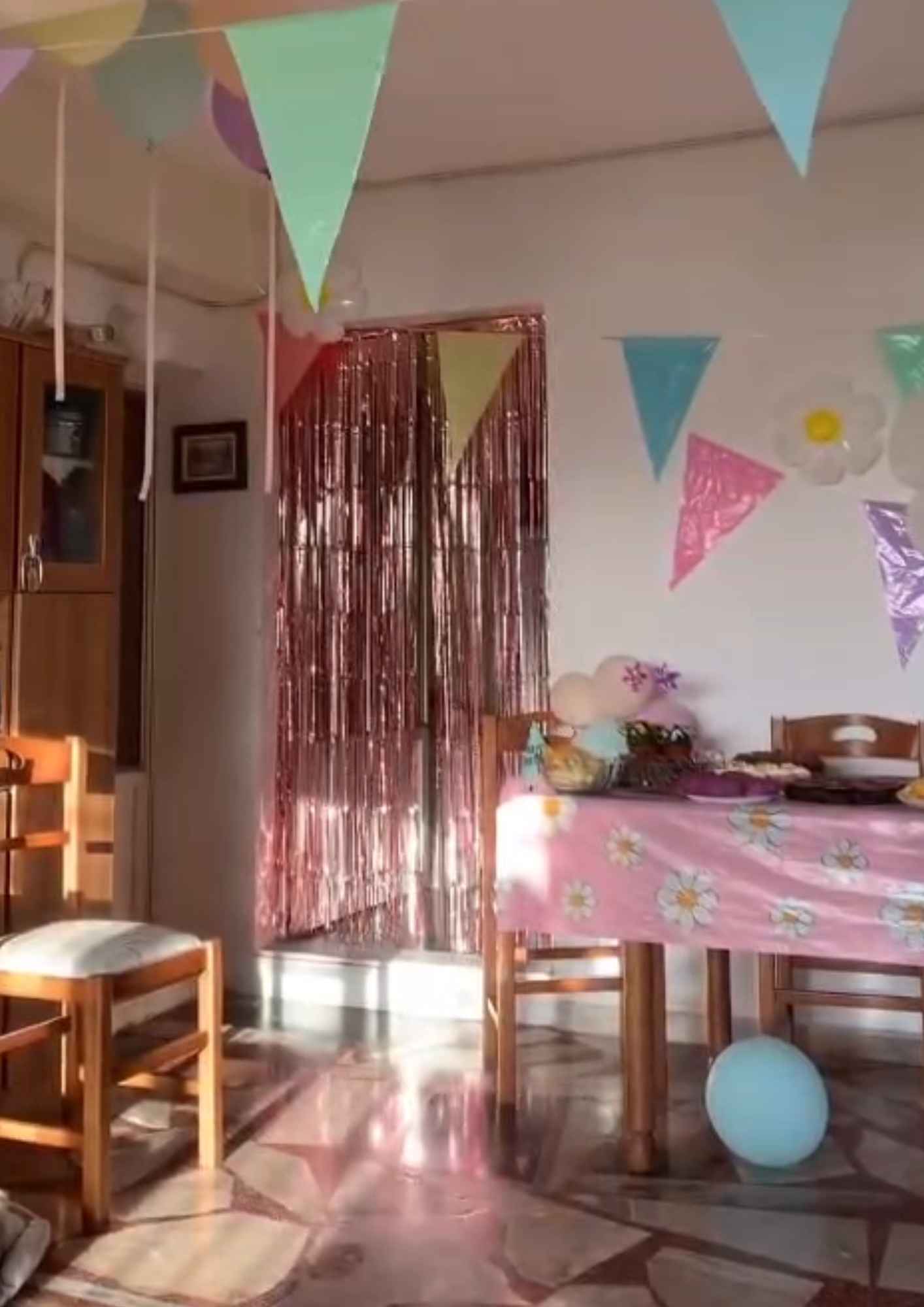 Η ροζ και λουλουδένια διακόσμηση για τα πρώτα γενέθλια της κόρης της Αφροδίτης Γεροκωνσταντή
