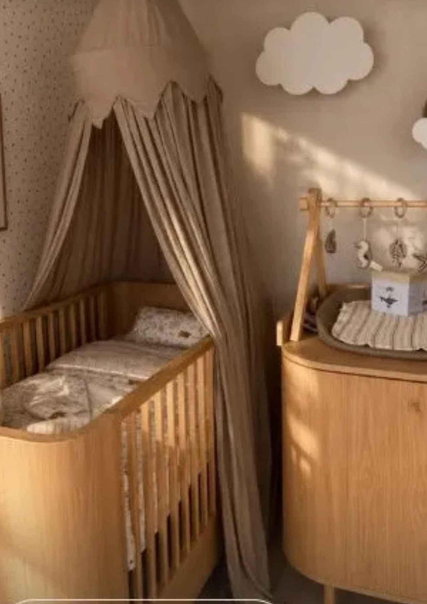 Γήινες αποχρώσεις και προσεγμένες λεπτομέρειες κυριαρχούν στο δωμάτιο της κόρης του ζευγαριού.