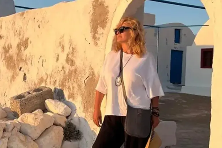 Η Νικολούλη όπως δεν την έχουμε ξαναδεί - Άφησε τα μυστήρια και χαλαρώνει στις Κυκλάδες