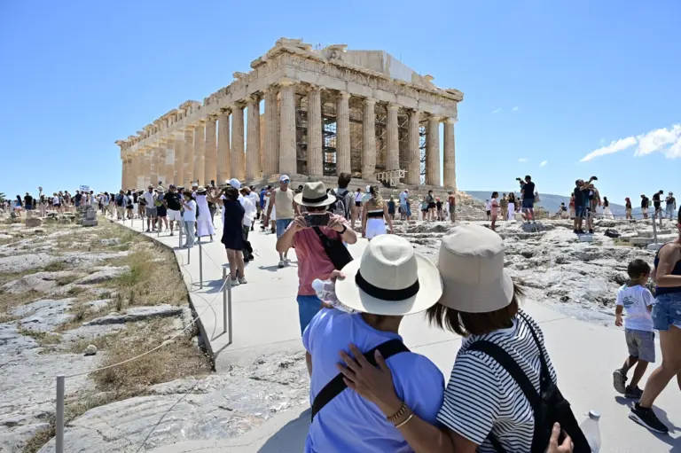 Σκηνές πανικού στην Ακρόπολη: Άνδρας μαχαίρωσε δύο τουρίστες μπροστά στα εκδοτήρια
