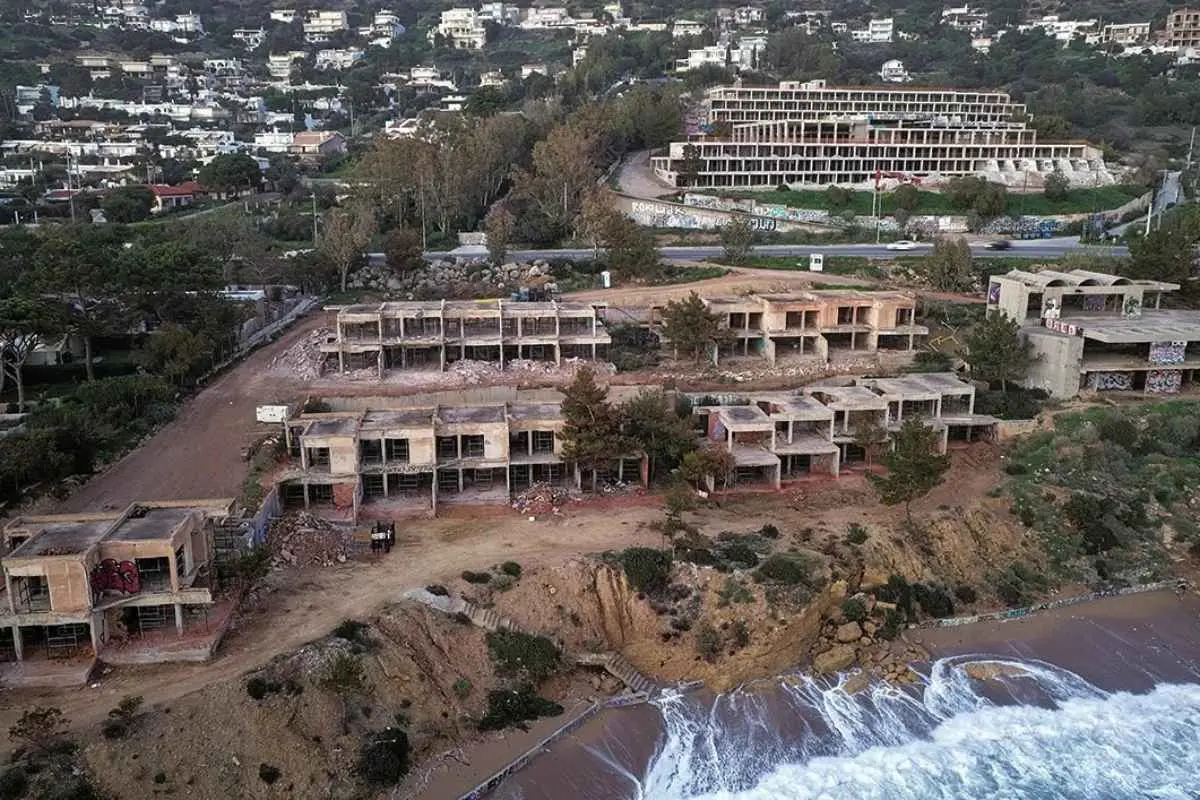 Καταρρέει το ξενοδοχείο-φάντασμα στην Αλθέα