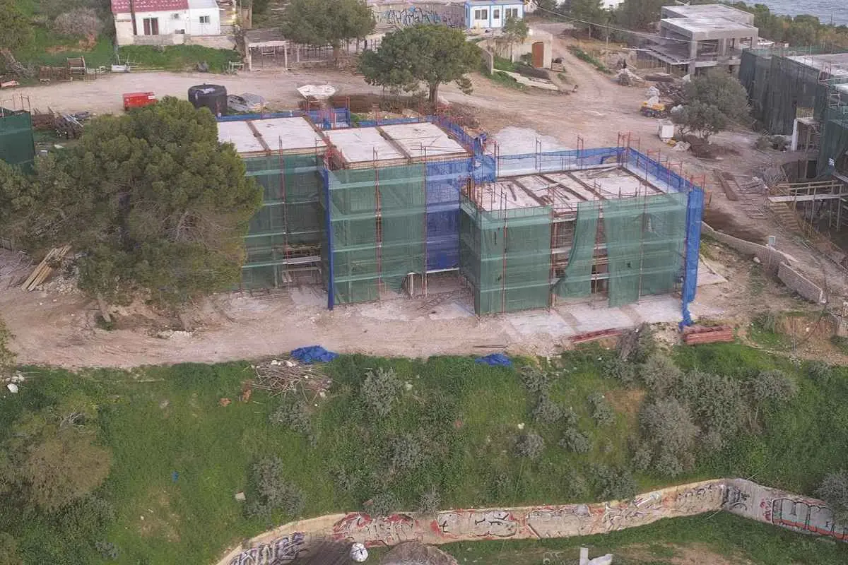 Το παραθαλάσσιο κτίριο βρίσκεται μέσα σε κοινόχρηστη ζώνη, όπου έχουν πρόσβαση κάτοικοι, λουόμενοι και διερχόμενοι.