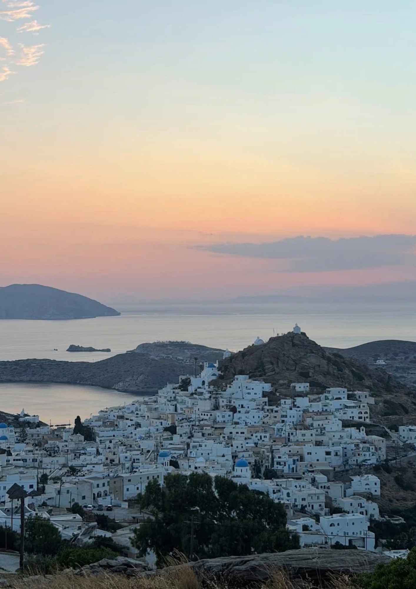 Η Αμαλία Κωστοπούλου μοιράστηκε εικόνες από το γραφικό λιμάνι της Ίου την ώρα του ηλιοβασιλέματος.