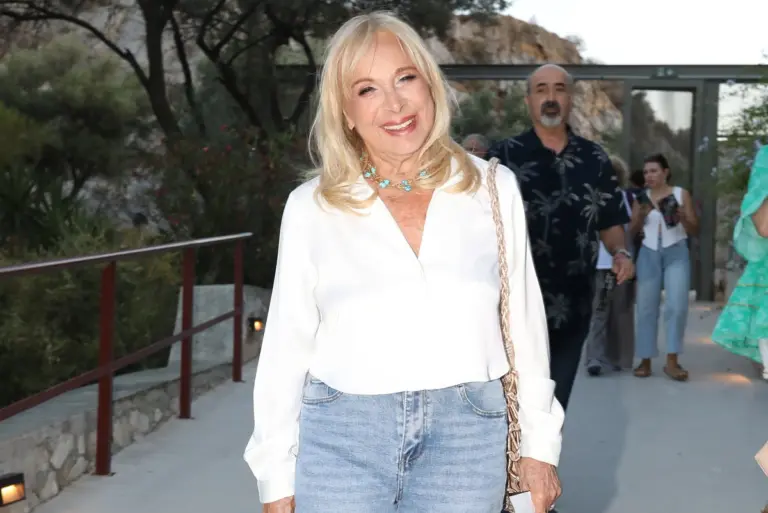 Η Άννα Φόνσου με μίνι φούστα στα 87 της στην Τήνο