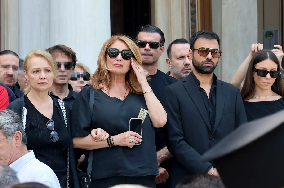 Η Άντζελα Γκερέκου αποχαιρέτησε την τηλεοπτική της μητέρα Μάρω Κοντού με δάκρυα στα μάτια