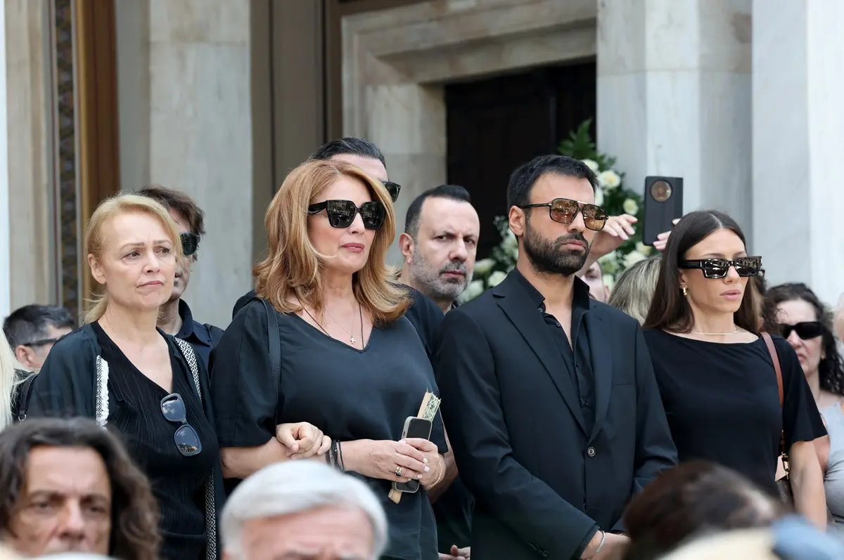 Η Άντζελα Γκερέκου αποχαιρέτησε την τηλεοπτική της μητέρα Μάρω Κοντού με δάκρυα στα μάτια