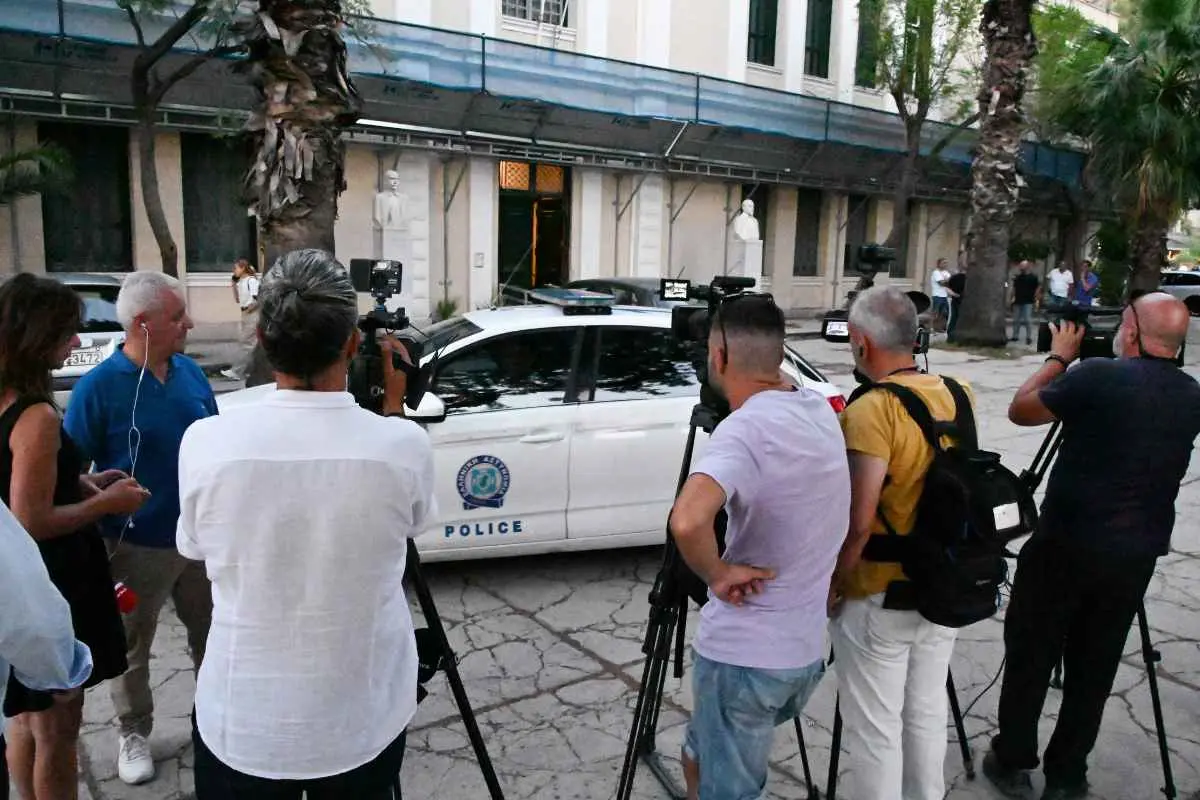 Οι δύο αστυνομικοί της ΟΠΚΕ κρίθηκαν προφυλακιστέοι μετά τις απολογίες τους. Οι δύο αστυνομικοί της ΟΠΚΕ κρίθηκαν προφυλακιστέοι μετά τις απολογίες τους.