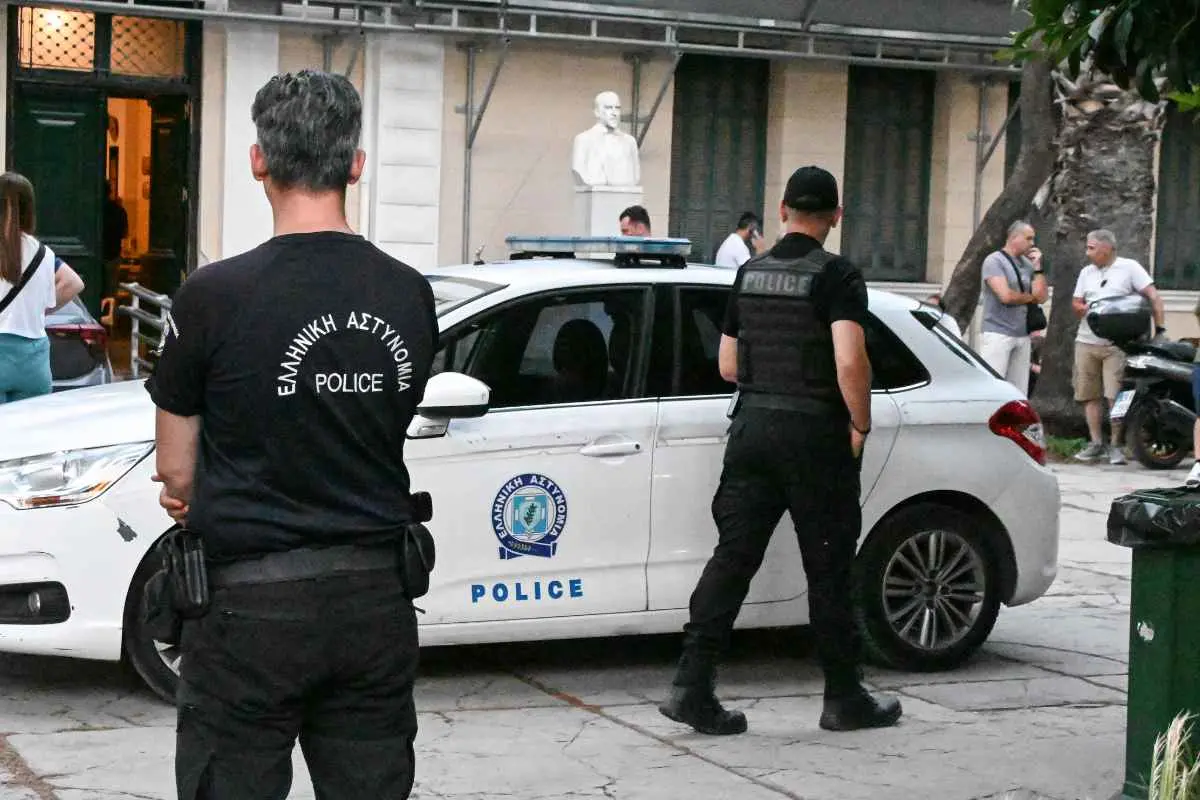 Οι δύο αστυνομικοί της ΟΠΚΕ κρίθηκαν προφυλακιστέοι μετά τις απολογίες τους. Οι δύο αστυνομικοί της ΟΠΚΕ κρίθηκαν προφυλακιστέοι μετά τις απολογίες τους.
