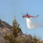 Μάχη με τις φλόγες στη Νέα Κερασιά Θεσσαλονίκης – Σηκώθηκαν δύο ελικόπτερα