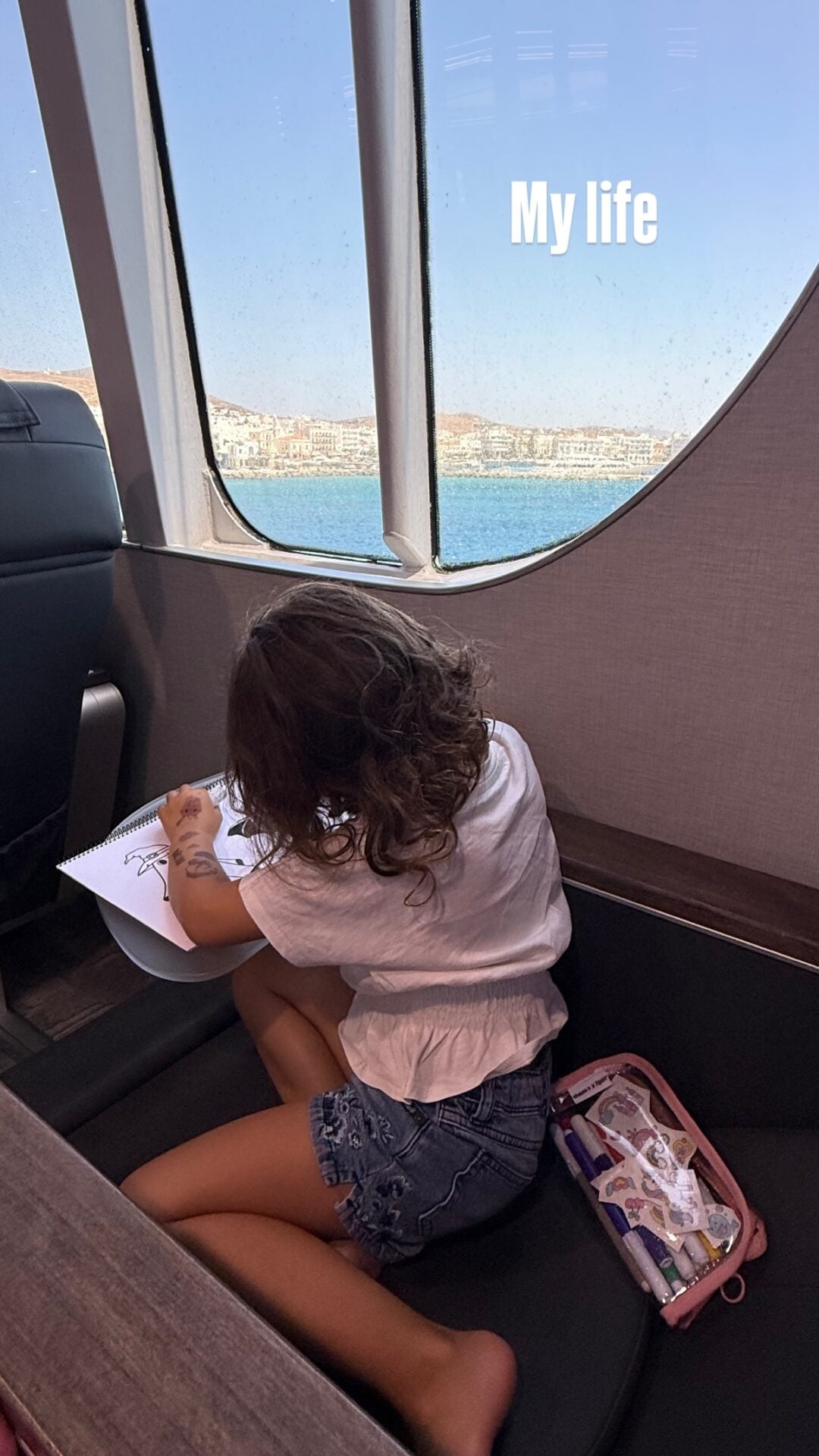 Επιστροφή από τη Μύκονο η Αθηνά Οικονομάκου