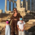 Αθηνά Οικονομάκου: Στο Σούνιο με τον Μπρούνο Τσερέλα και τα παιδιά της