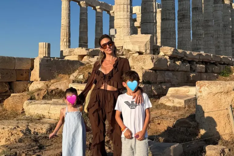 Αθηνά Οικονομάκου: Στο Σούνιο με τον Μπρούνο Τσερέλα και τα παιδιά της