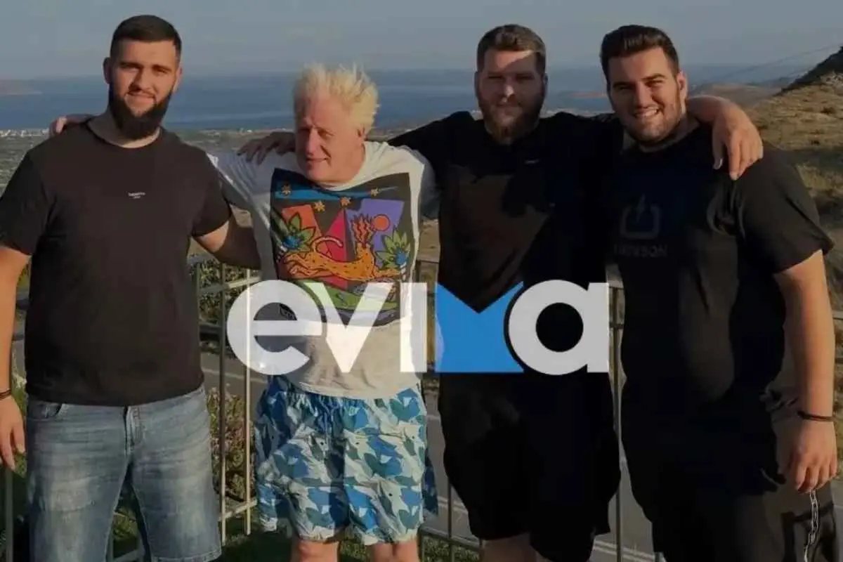 Ο Μπόρις Τζόνσον με τους γιους της ιδιοκτήτριας ταβέρνας στην Κάρυστο