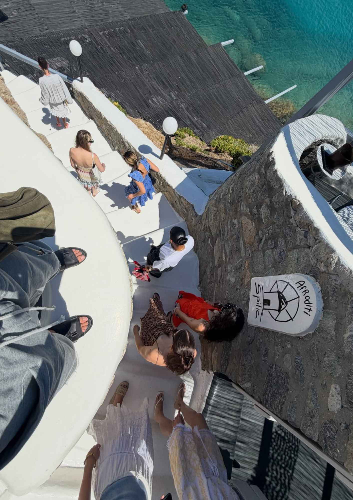 Ο 25χρονος Καναδός ηθοποιός απόλαυσε τις παραλίες και τα καταγάλανα νερά του Αιγαίου.