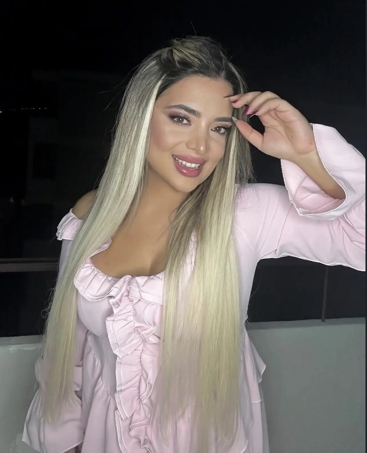 Η Connie Fragkouli δραστηριοποιείται ως content creator και influencer, με τη μόδα και το glam στοιχείο να κυριαρχούν στο περιεχόμενό της.