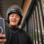 Ντελιβεράς έγινε viral με μια… γυναικεία φωνή