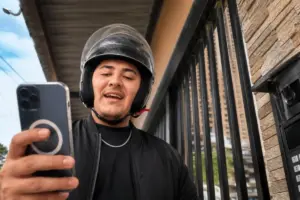 Ντελιβεράς έγινε viral με μια… γυναικεία φωνή