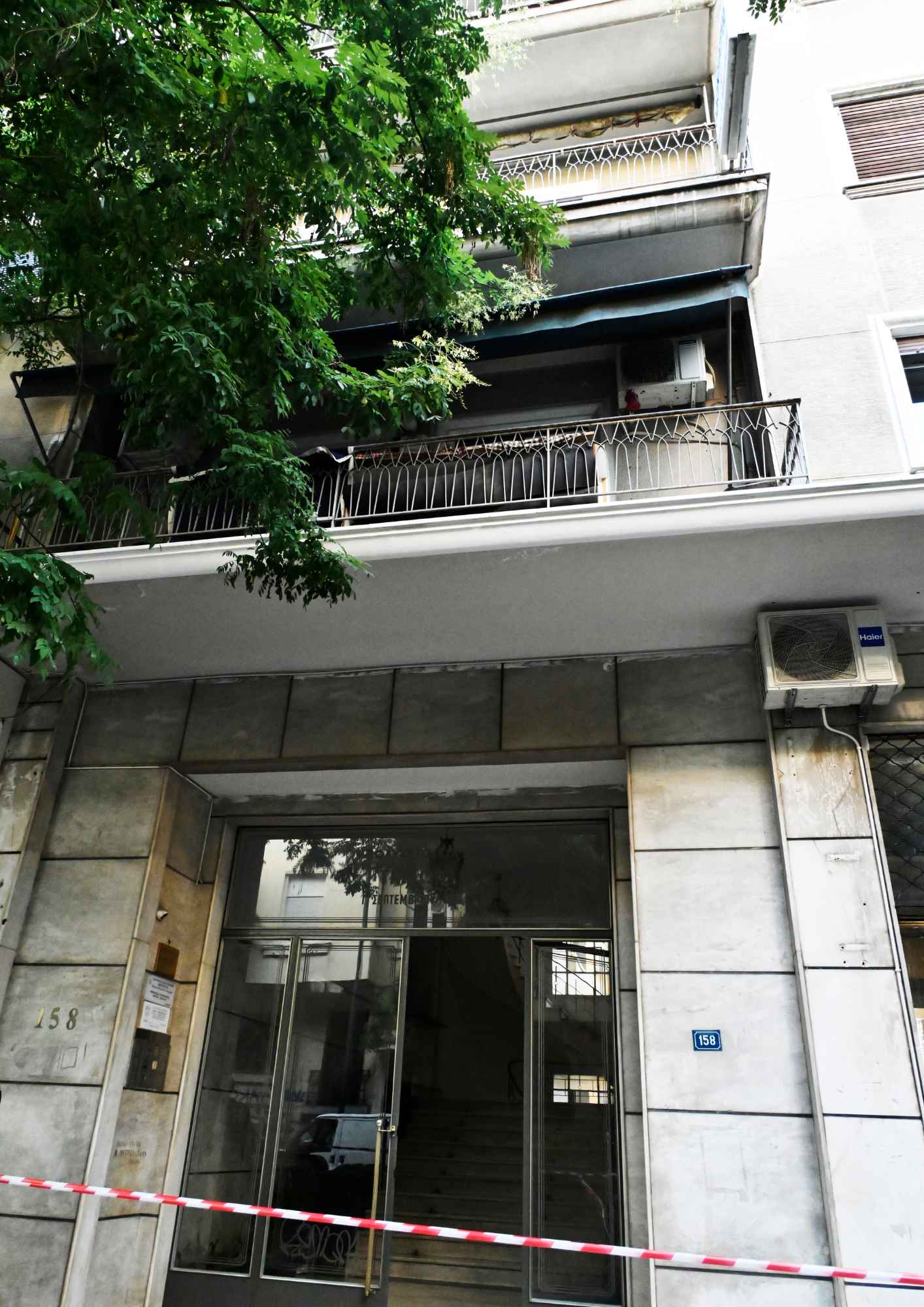 Οι ανήλικες δίδυμες κόρες του Σταύρου Γεωργίου αναζητούσαν με αγωνία τον πατέρα τους και τελικά τον βρήκαν νεκρό μέσα στο γραφείο του.