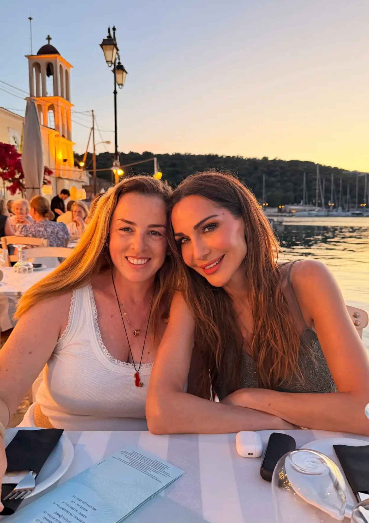 Η τραγουδίστρια πόζαρε χαμογελαστή με φόντο τη θάλασσα και το ηλιοβασίλεμα.