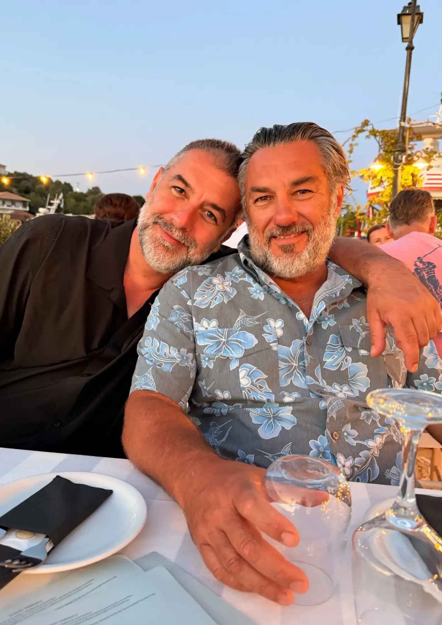 Η Δέσποινα Βανδή και ο Βασίλης Μπισμπίκης απολαμβάνουν στιγμές χαλάρωσης με την παρέα τους.
