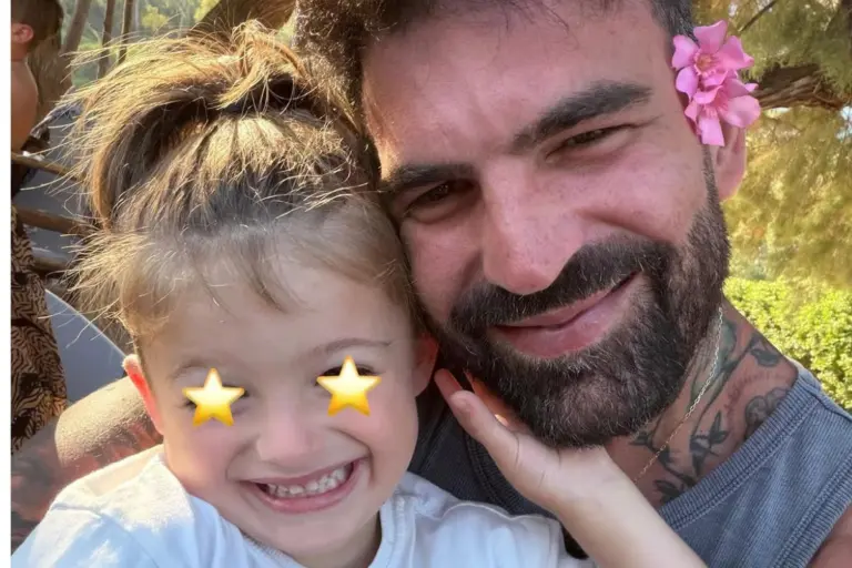 Δημήτρης Αλεξάνδρου: Ο μικρός Πάρης τραγουδά μαζί με τη Ρία Ελληνίδου