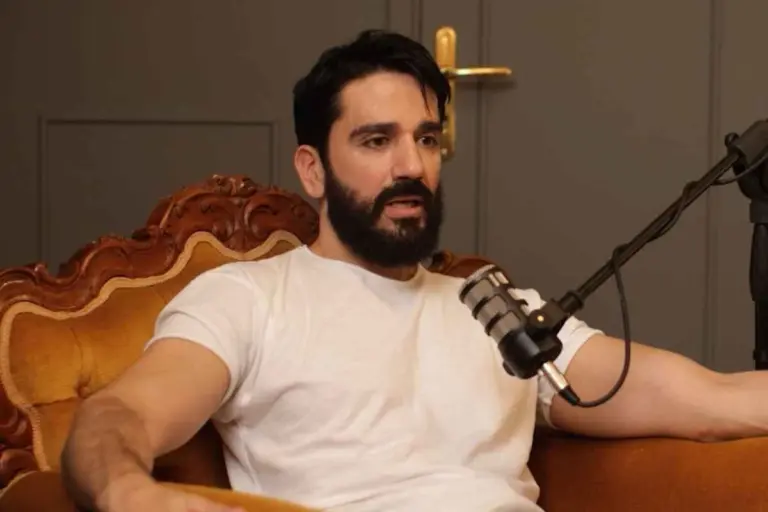 Διονύσης Ατζαράκης: Η αυστηρή ανατροφή και το σχολείο με τις καλόγριες – «Υπήρχε καταπίεση»