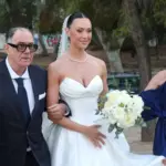 Δώρα Παντέλη: Η λαμπερή άφιξη στον γάμο της με τον Γιάννη Μεραμβελιωτάκη