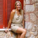 Έλενα Ασημακοπούλου: Πόζαρε με μαγιό στη Σαντορίνη και «έβαλε φωτιά» στην παραλία