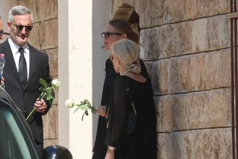 Έλενα Κατραβά: Συντετριμμένη στην κηδεία του Λορέντζο Καριέρε