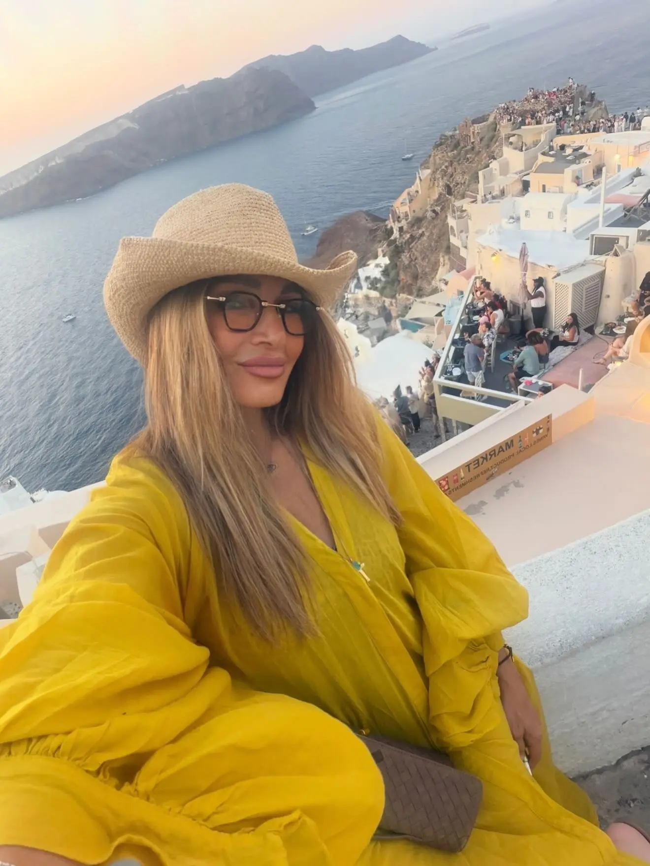 Η Ελένη Πετρουλάκη ποζάρει στη Σαντορίνη