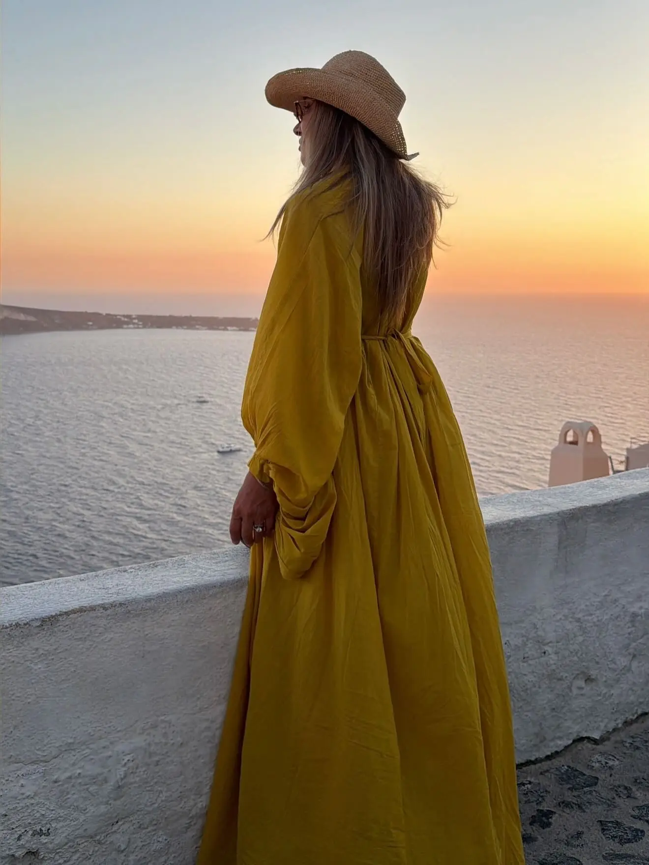 Η Ελένη Πετρουλάκη ποζάρει στη Σαντορίνη
