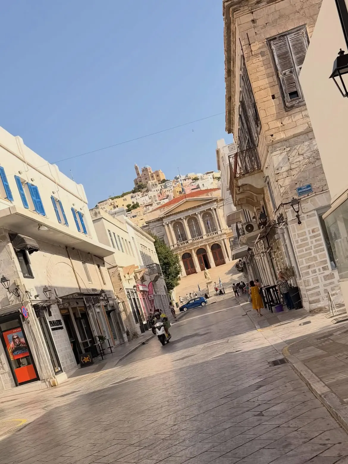 Η Ελένη τσολάκη στη Σύρο