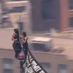 Σκαρφάλωσαν στην κορυφή του Empire State Building και κρέμασαν πανό – Όλα κατέληξαν σε πρόταση γάμου!