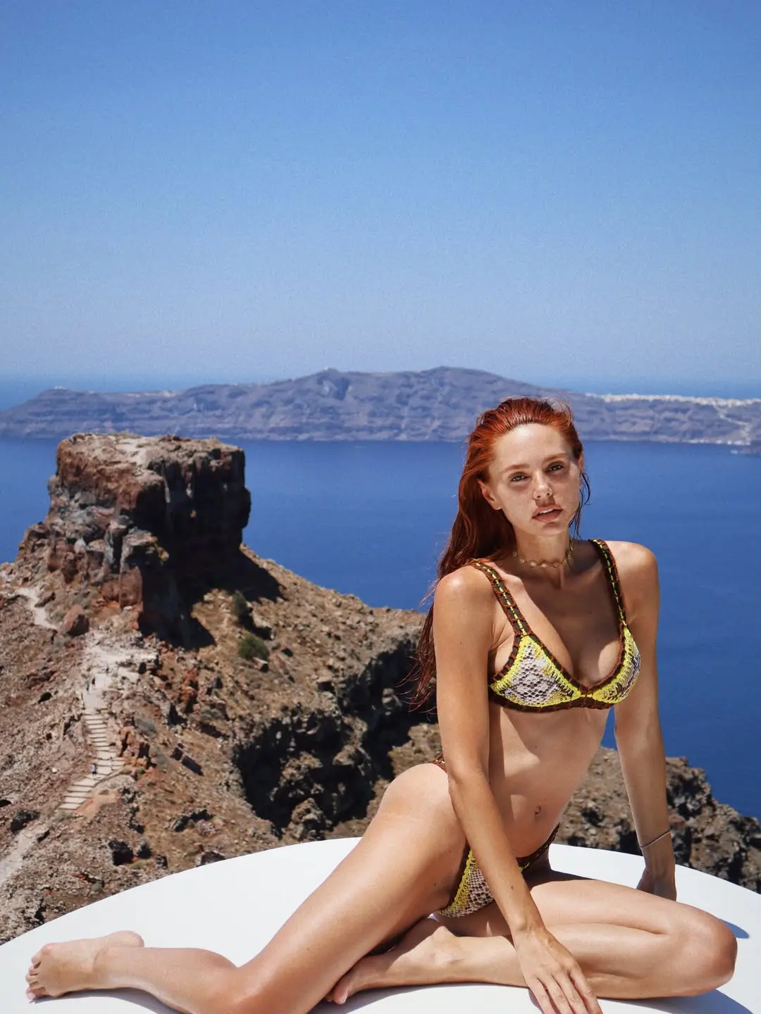 Η Έβελυν Καζαντόγλου στη Σαντορίνη