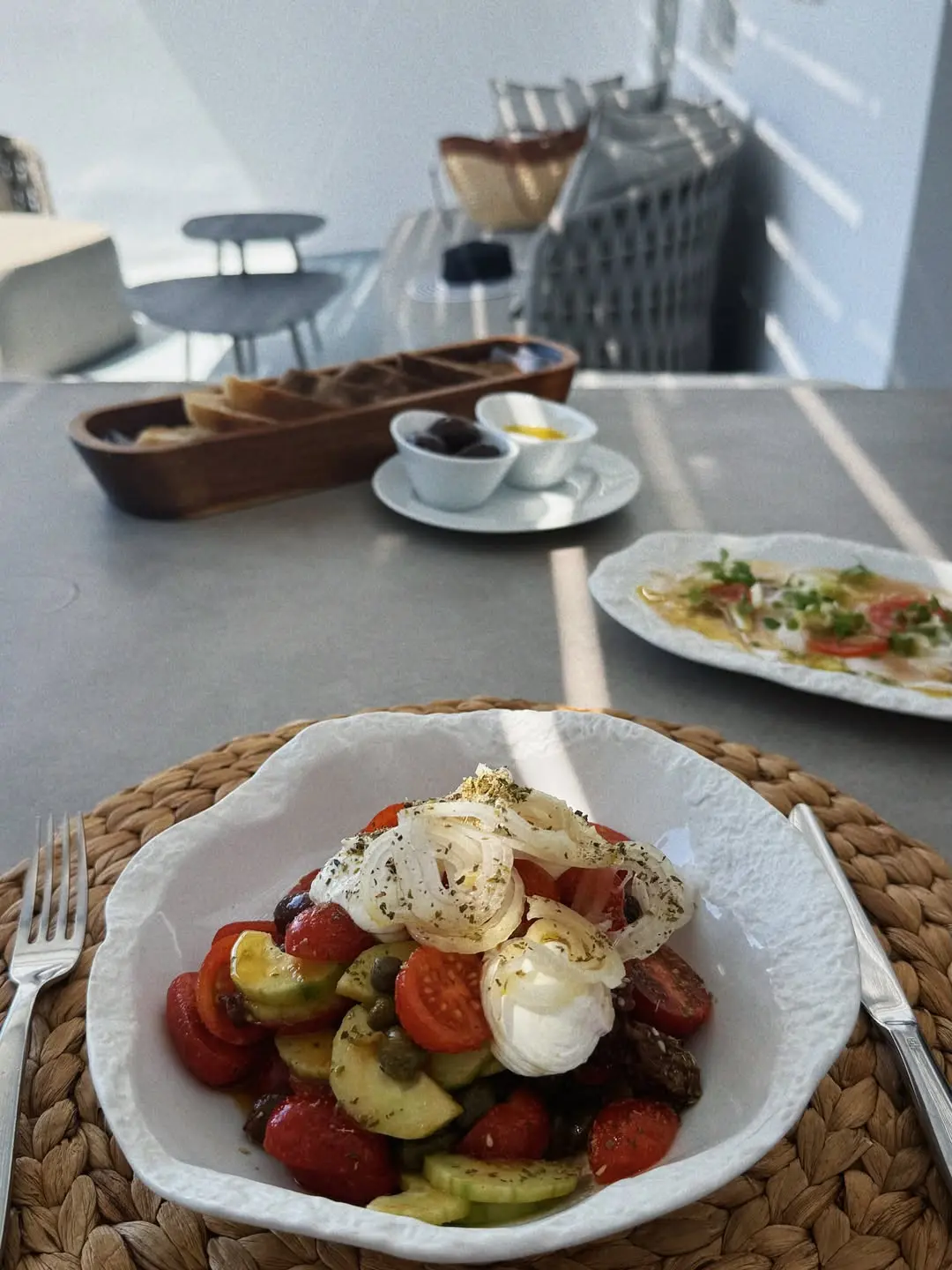 Η Έβελυν Καζαντόγλου στη Σαντορίνη