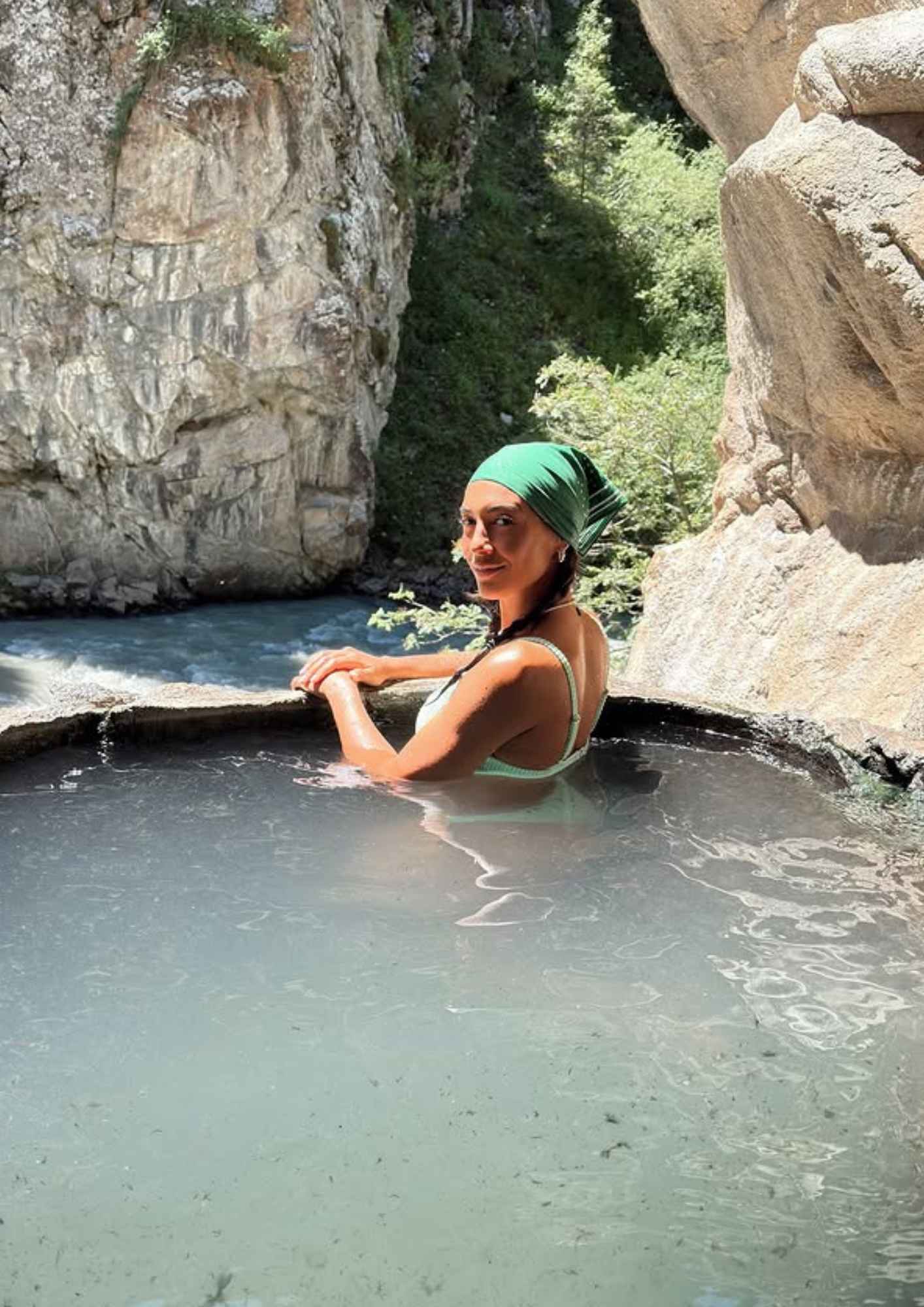 Η Ευγενία Σαμαρά κάθεται στην άκρη του γκρεμού στο Κιργιστάν