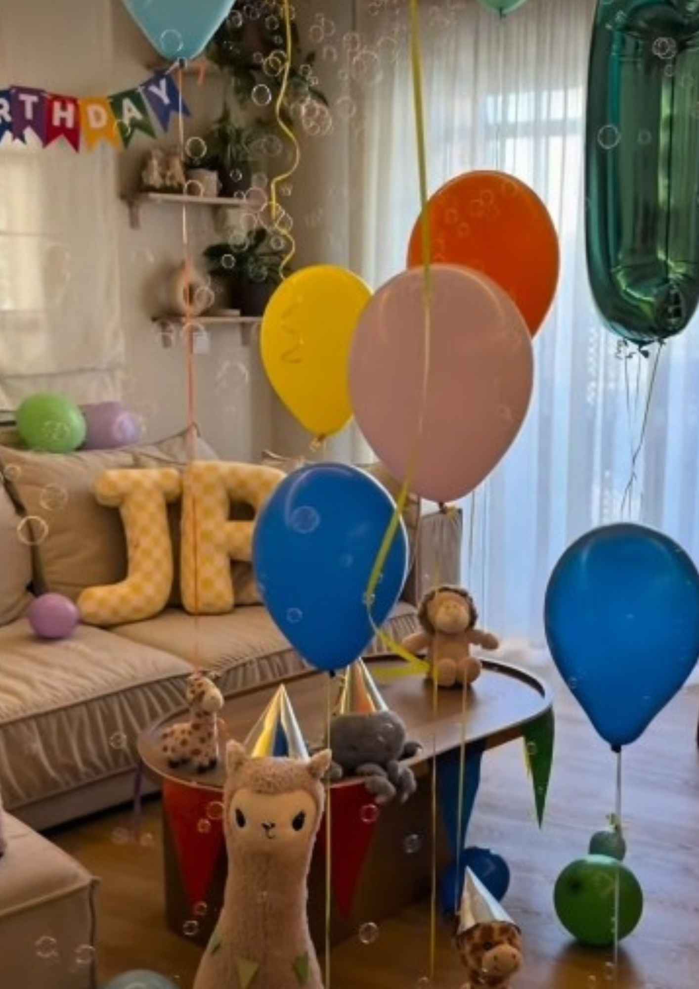 Η Ευρυδίκη Βαλαβάνη και ο Γρηγόρης Μόργκαν γιόρτασαν το πρώτο κεράκι του γιου τους με ένα όμορφο σπιτικό πάρτι. Η διακόσμηση, η τούρτα και το συγκινητικό μήνυμά τους.