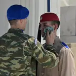 Εύζωνες στον καύσωνα της Αθήνας: Η σιωπηλή μάχη κάτω από τον καυτό ήλιο