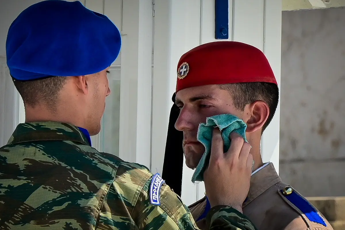 Εύζωνες στον καύσωνα της Αθήνας
