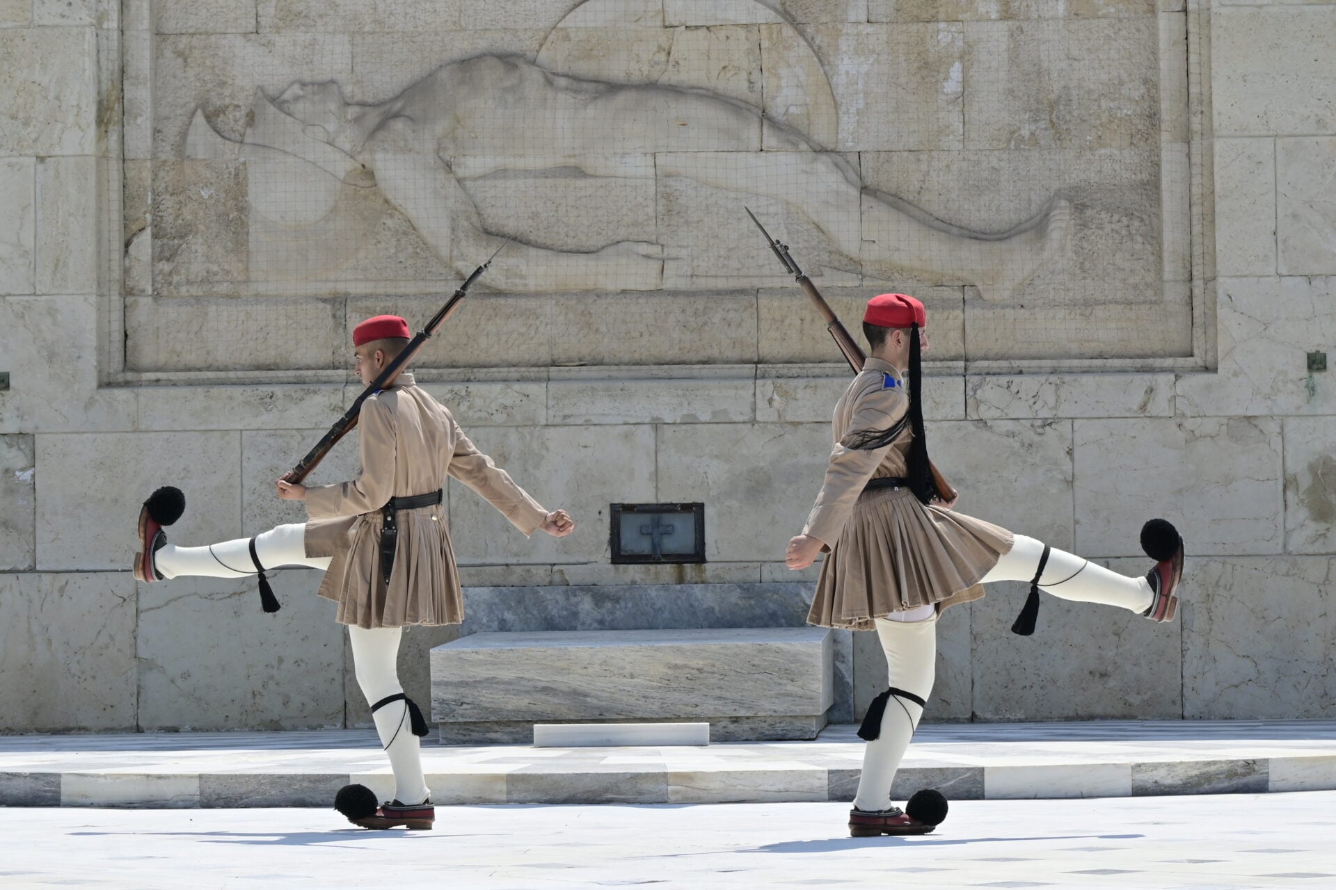 Εύζωνες στον καύσωνα της Αθήνας