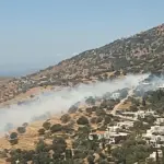 Φωτιά στην Άνδρο: Εκκενώνεται η Παλαιόπολη – Μήνυμα του 112 για απομάκρυνση προς Μπατσί
