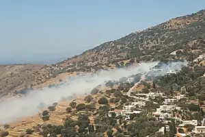 Φωτιά στην Άνδρο: Εκκενώνεται η Παλαιόπολη – Μήνυμα του 112 για απομάκρυνση προς Μπατσί