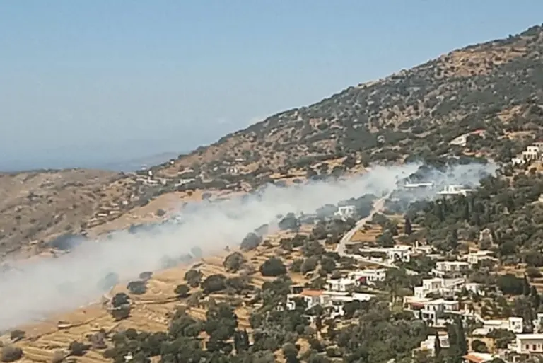 Φωτιά στην Άνδρο: Εκκενώνεται η Παλαιόπολη – Μήνυμα του 112 για απομάκρυνση προς Μπατσί