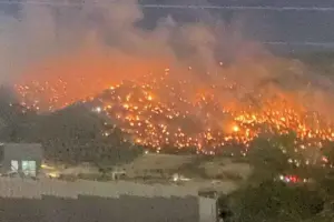 Οριοθετήθηκε η φωτιά στον Ασπρόπυργο - Μαίνεται η πυρκαγιά στη Θεσπρωτία