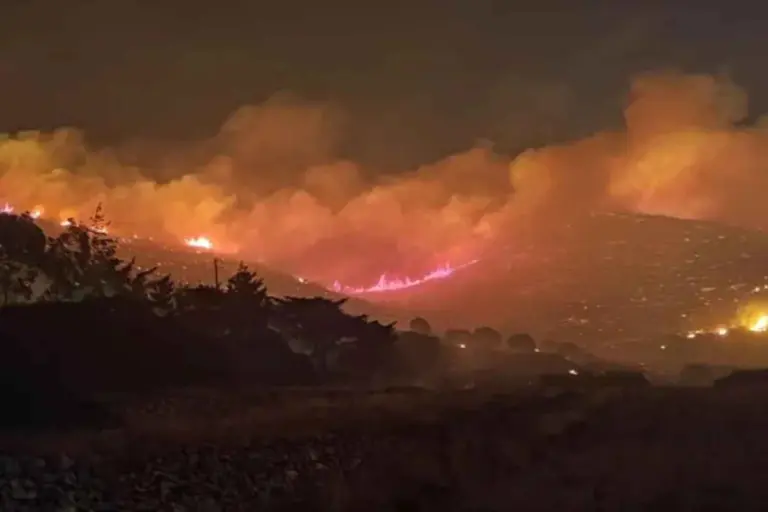 Φωτιά στην Πάρο: Διάσπαρτες οι εστίες, φόβοι για αναζωπυρώσεις λόγω των ανέμων